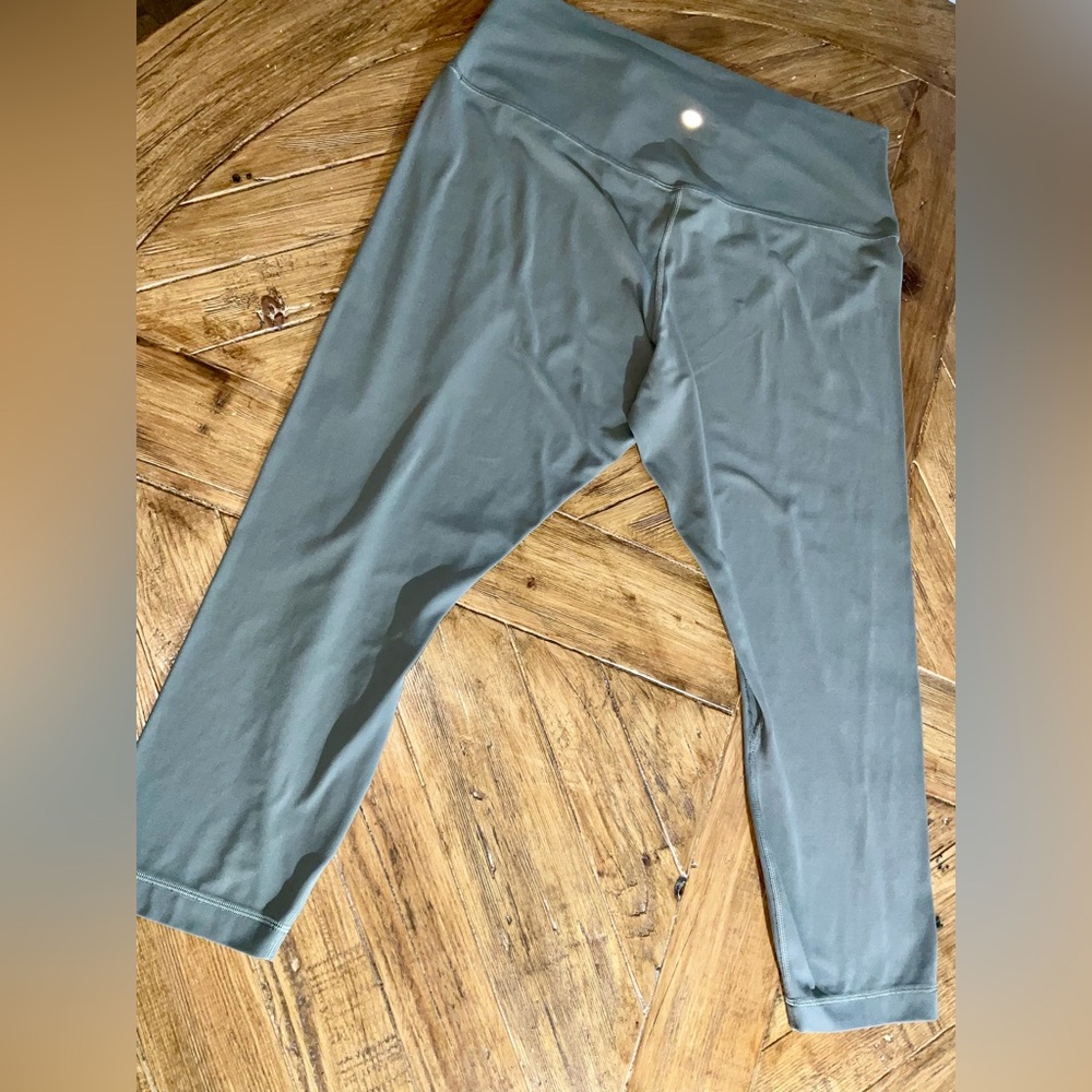 Lululemon Align Capri Leggings in a shade of green (olive/army) size 16 - Picture 10 of 12